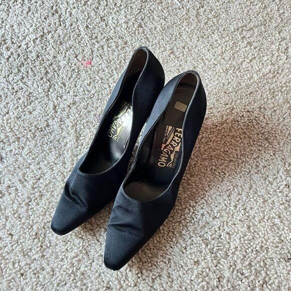 Salvatore Ferragamo Women's Velvet Fabric Mid Height Heels Pumps Black Size 8.5 - Picture 2 of 7